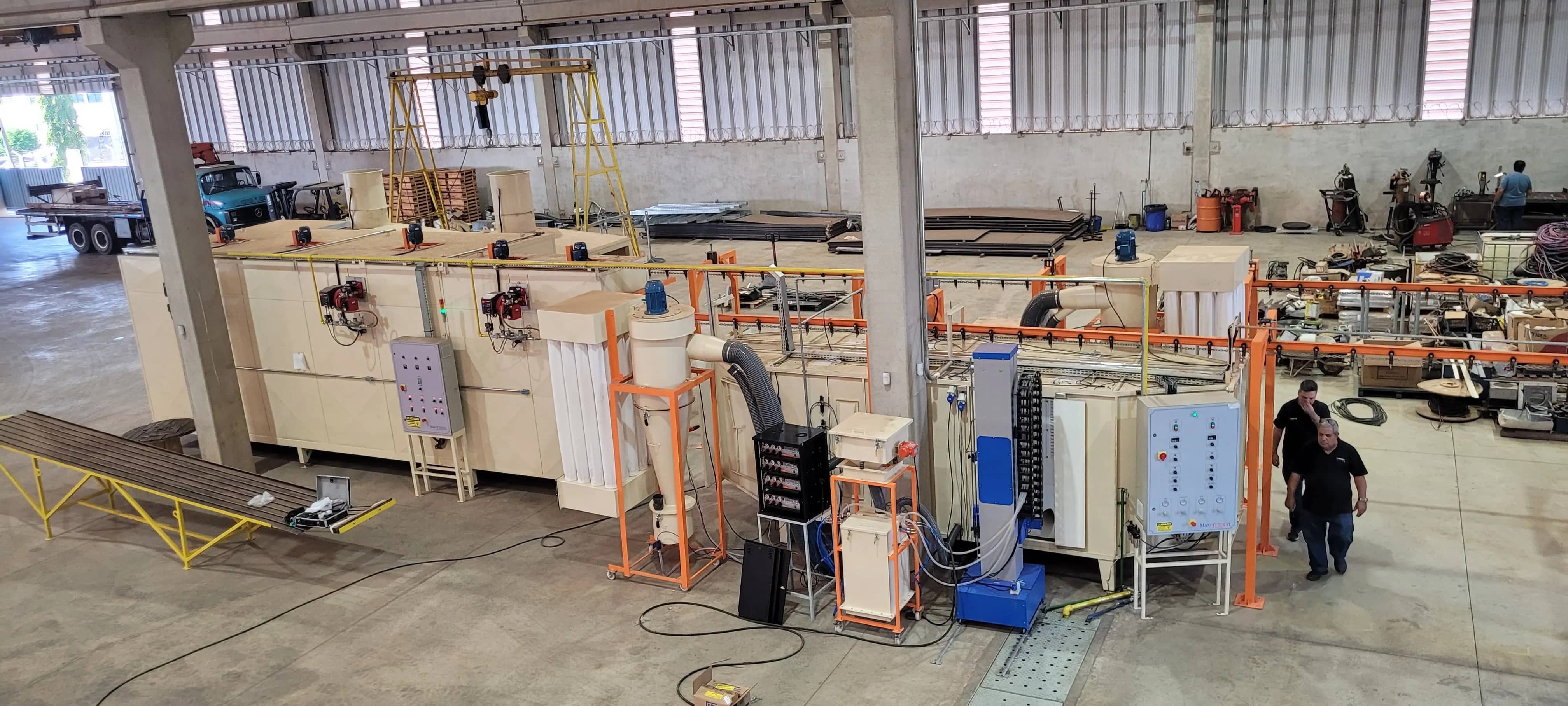 Linha de pintura industrial Maxitherm com estufa e automação